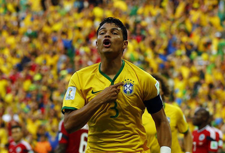© Reuters. Thiago Silva comemora gol marcado contra a Colômbia em Fortaleza