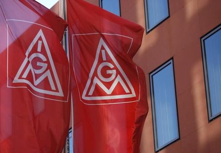 © Reuters. Flags of Germany's metalworkers' union IGM are pictured past the IGM headquarters in Frankfurt