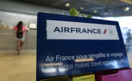 © Reuters. Passengers check-in at an Air France counter in Nice International airport in Nice
