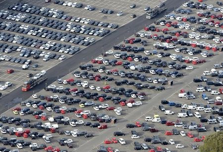 © Reuters. Cars stand in shipping terminal at harbour in  Bremerhaven