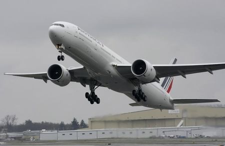 © Reuters. AIR FRANCE-KLM REVOIT À LA BAISSE SON OBJECTIF D'EBITDA 2014