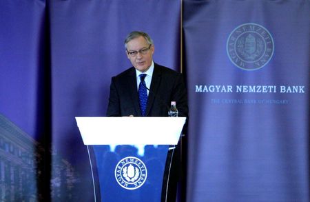 © Reuters. Bank of France Governor Christian Noyer attends a Central Banking Conference in Budapest