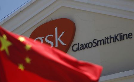 © Reuters. File photo of a Chinese national flag seen in front of a GlaxoSmithKline office building in Shanghai
