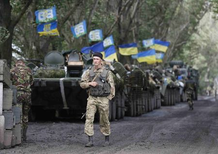 © Reuters. Ukrainian paratroopers gather near the eastern Ukrainian town of Slaviansk