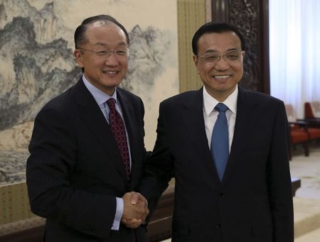 © Reuters. Chinese Premier Li shakes hands with World Bank Group President Kim during their meeting in Beijing