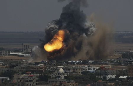 © Reuters. Fumaça e chamas após o que policiais disseram ser um ataque aéreo israelense em Rafah