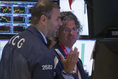 © Reuters. Wall Street abre a la baja; reina la cautela por inicio temporada resultados