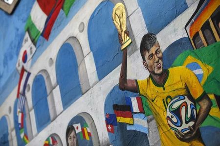 © Reuters. Grafitti mostra Neymar segundo taça da Copa do Mundo no Rio de Janeiro