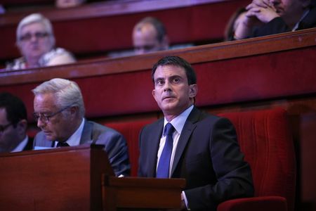 © Reuters. MANUEL VALLS ANNONCE UNE BAISSE D'IMPÔT POUR LES CLASSES MOYENNES EN 2015