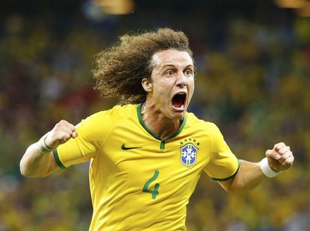 © Reuters. David Luiz comemora gol marcado contra a Colômbia