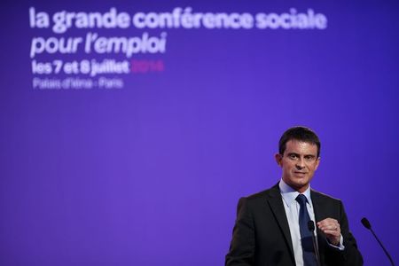 © Reuters. MANUEL VALLS DÉFEND LE DIALOGUE SOCIAL 