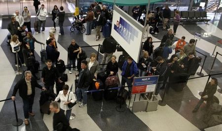 © Reuters. Passengers wait in line at the Spirit Airlines ticket counter at the O'Hare International Airport in Chicago