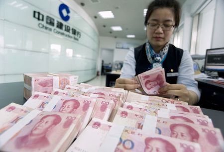 © Reuters. A clerk counts Chinese 100 yuan banknotes at a branch of China Construction Bank in Hai'an, Jiangsu province