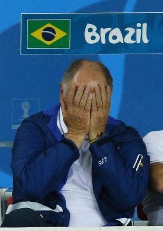 © Reuters. Técnico Luiz Felipe Scolari reage durante a derrota do Brasil para a Alemanha