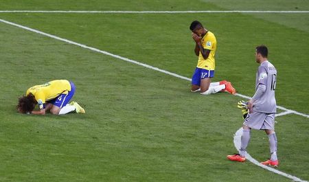 © Reuters. Jogadores do Brasil lamentam derrota contra a Alemanha em Belo Horizonte 
