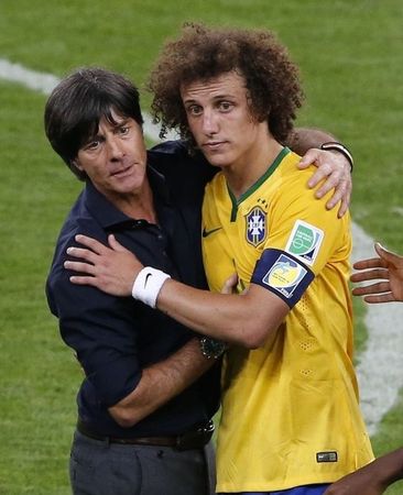 © Reuters. David Luiz é confortado pelo técnico alemão Loew em Belo Horizonte