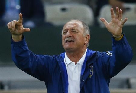 © Reuters. Brazil's coach Scolari gestures the number seven to his team during their 2014 World Cup semi-finals against Germany at the Mineirao stadium in Belo Horizonte 