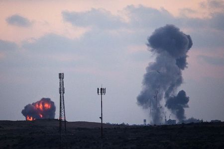 © Reuters. Fumaça após ataque aéreo israelense no norte de Gaza