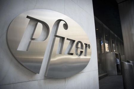 © Reuters. The Pfizer logo is seen at their world headquarters in New York