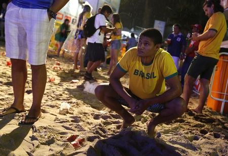 © Reuters. Torcedor reage na praia de Copacabana durante jogo Brasil x Alemanha