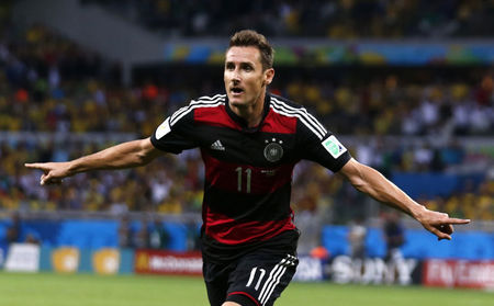 © Reuters. Miroslav Klose marca gol contra o Brasil, seu 16º em Copas do Mundo