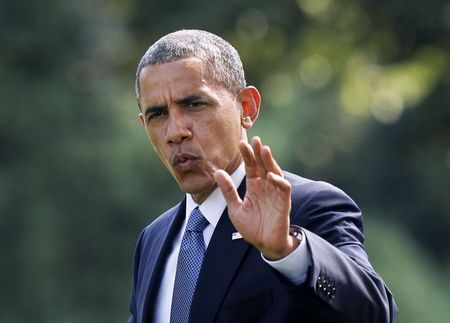 © Reuters. Obama waves as he walks the South Lawn of the White House in Washington before his departure to Denver