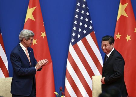 © Reuters. U.S. Secretary of State Kerry applauds as Chinese President Xi arrives on stage for the opening ceremony of the Sixth Round of U.S.-China Strategic and Economic Dialogue in Beijing