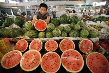 © Reuters. A fruit vendor arranges watermelons at a market in Huaibei