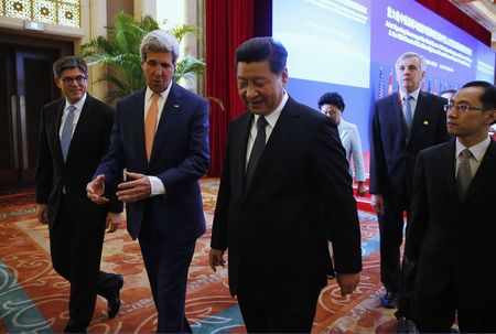 © Reuters. U.S. Treasury Secretary Lew, U.S. Secretary of State Kerry and China's President Xi talk as they leave stage after Xi addressed Opening Session of U.S.-China Strategic and Economic Dialogue known as 