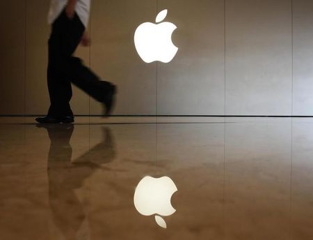 © Reuters. A man walks past the logo at an Apple store in Shenzhen