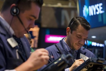 © Reuters. Traders work on the floor of the New York Stock Exchange