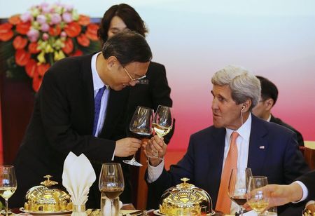 © Reuters. China's State Councillor Yang shares a toast with U.S. Secretary of State Kerry before a working lunch at the U.S.-China Strategic and Economic Dialogue in Beijing