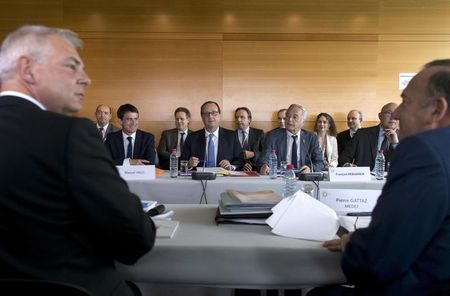 © Reuters. FRANÇOIS REBSAMEN VOIT UN VRAI SUCCÈS DANS LA CONFÉRENCE SOCIALE