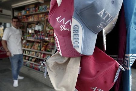 © Reuters. A man buys from a kiosk at central Syntagma square in Athens