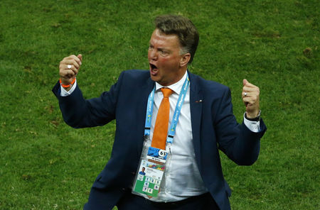 © Reuters. Técnico da Holanda Van Gaal em partida contra o Brasil