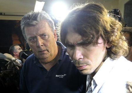 © Reuters. Ray Whelan (esquerda), da Match Services, chega a delegacia de polícia, no Rio de Janeiro