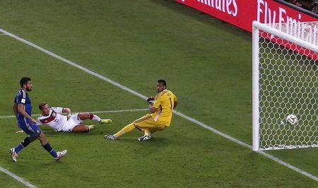 © Reuters. Mario Goetze (de branco) marca gol para a Alemanha em jogo contra a Argentina