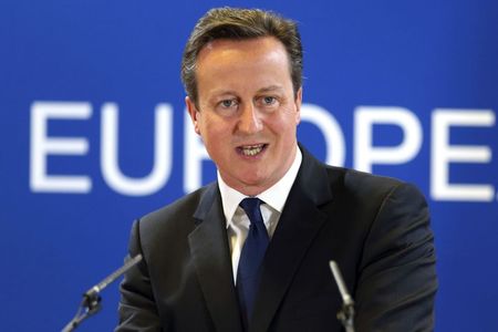 © Reuters. Britain's PM Cameron holds a news conference during an EU leaders summit in Brussels