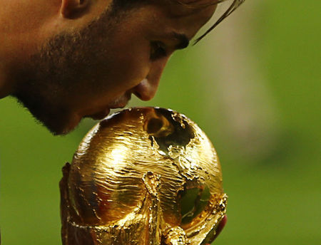 © Reuters. Mario Goetze beija a taça da Copa do Mundo