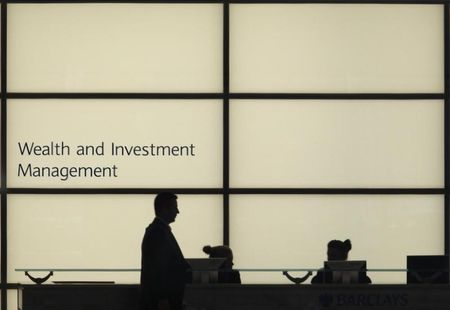 © Reuters. People walk inside Barclays Bank's headquarters in the financial district of Canary Wharf, east London