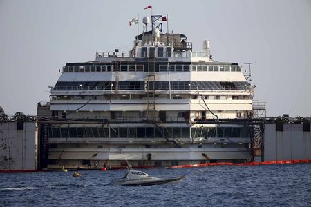 © Reuters. LE COSTA CONCORDIA REMIS À FLOT 