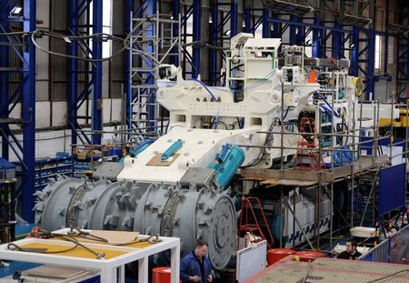 © Reuters. Funcionários da SMD trabalham em uma máquina de mineração submarina, na Inglaterra