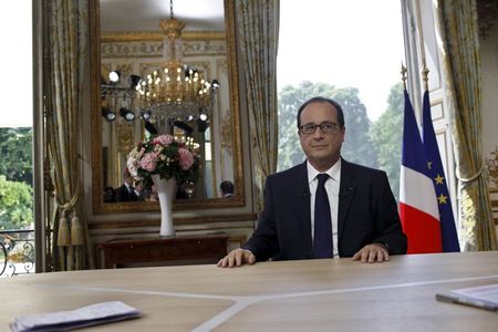 © Reuters. FRANÇOIS HOLLANDE ASSURE N'ÊTRE PAS INTERVENU DANS LES DOSSIERS VISANT NICOLAS SARKOZY