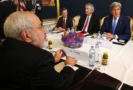 © Reuters. O ministro do Irã, Javad Zarif, e o secretário de Estado dos EUA, John Kerry, se reúnem em Viena