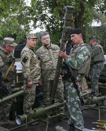 © Reuters. O presidente ucraniano Petro Poroshenko (centro) em encontro com militares ucranianos