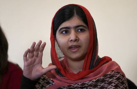 © Reuters. Pakistani schoolgirl activist Malala Yousafzai speaks during a meeting with the leaders of the #BringBackOurGirls Abuja campaign group, in Abuja