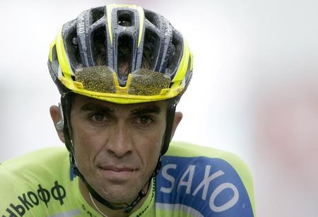 © Reuters. Contador sufre una fuerte caída en la décima etapa del Tour