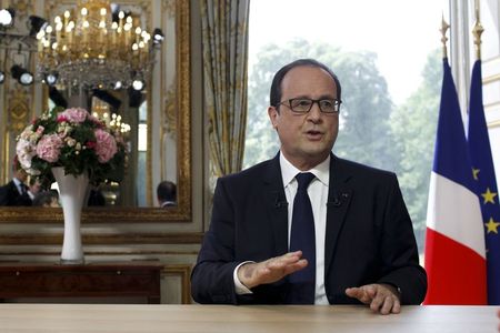 © Reuters. HOLLANDE PROMET DE RÉFORMER 