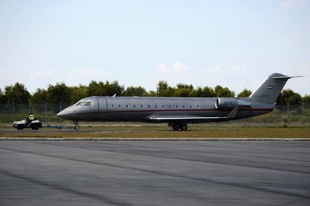 © Reuters. A VistaJet Canadair CL-600-2B19 Challenger 850 aircraft is taxied at an airfield in Singapore