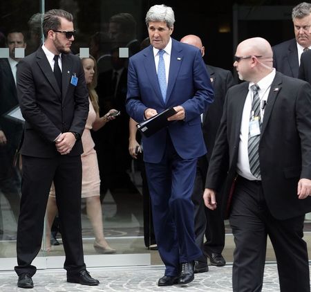 © Reuters. U.S. Secretary of State Kerry leaves a meeting at a hotel in Vienna